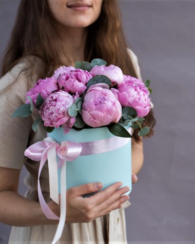 9 розовых пионов в шляпной коробке с зеленью купить с доставкой в Санкт-Петербурге