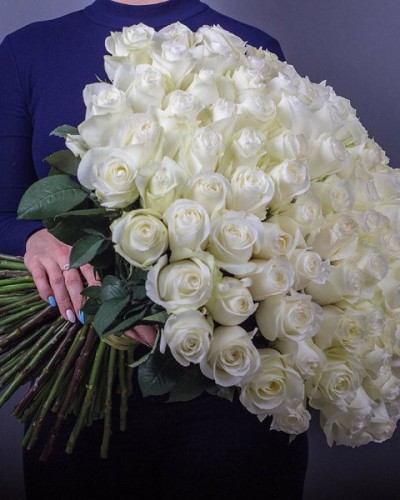 Букет из 101 белой роза купить с доставкой в Санкт-Петербурге