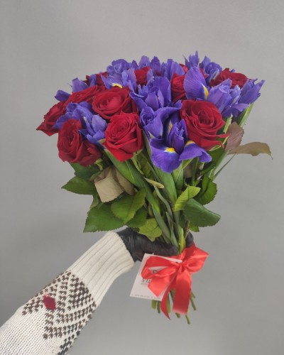 Букет из 13 красных роз и 22 ириса купить с доставкой в Санкт-Петербурге