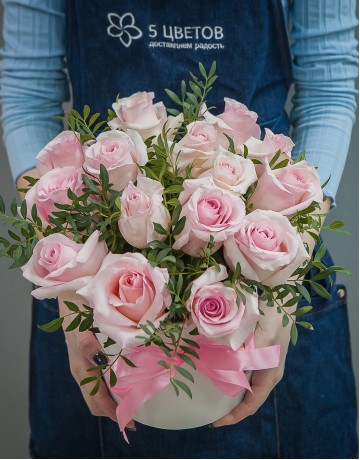 15 розовых роз в шляпной коробке