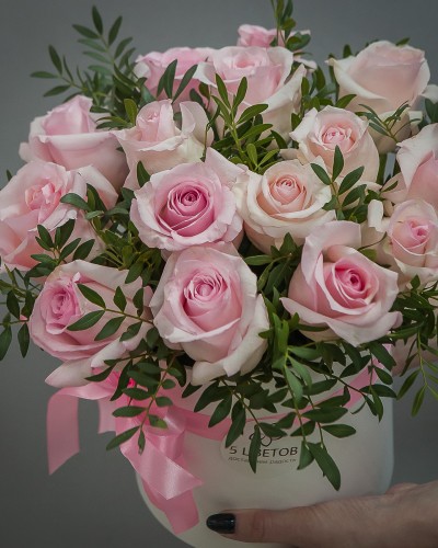 15 розовых роз в шляпной коробке с зеленью