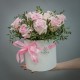 15 розовых роз в шляпной коробке с зеленью купить с доставкой в Санкт-Петербурге