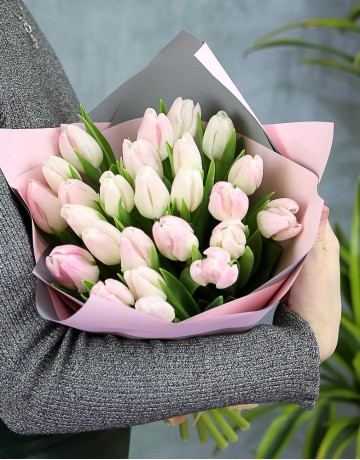 Букет 15 бело-розовых тюльпанов - Корпоративный