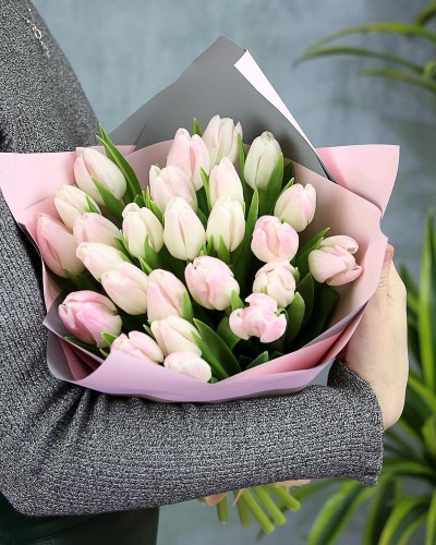 Букет 15 бело-розовых тюльпанов - Корпоративный купить с доставкой в Санкт-Петербурге