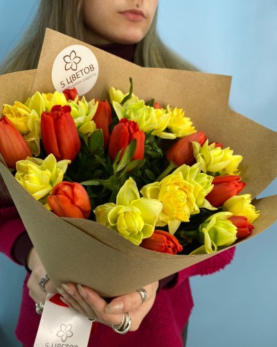 Букет из 12 тюльпанов и 15 желтых нарциссов - Корпоративный купить с доставкой в Санкт-Петербурге