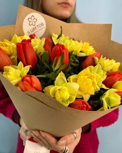 Букет из 12 тюльпанов и 15 желтых нарциссов - Корпоративный купить с доставкой в Санкт-Петербурге