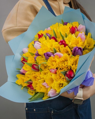 Букет из 25 тюльпанов микс и 50 желтых нарциссов - Корпоративный купить с доставкой в Санкт-Петербурге