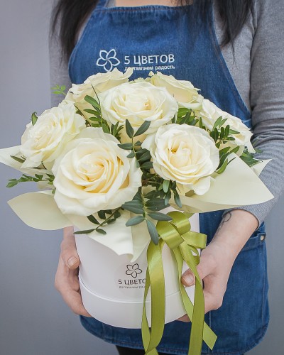 Букет 9 белых роз в шляпной коробке купить с доставкой в Санкт-Петербурге
