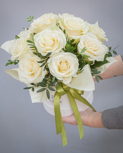 Букет 9 белых роз в шляпной коробке купить с доставкой в Санкт-Петербурге