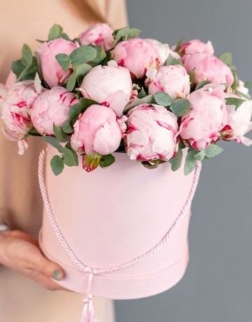 Букет цветов из 15 розовых пионов в шляпной коробке с эвкалиптом