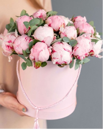 Букет цветов из 15 розовых пионов в шляпной коробке с эвкалиптом купить с доставкой в Санкт-Петербурге