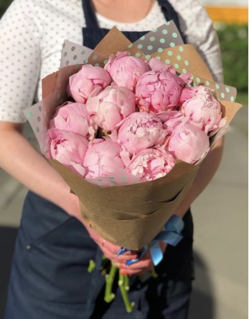 Букет цветов из 11 розовых пионов