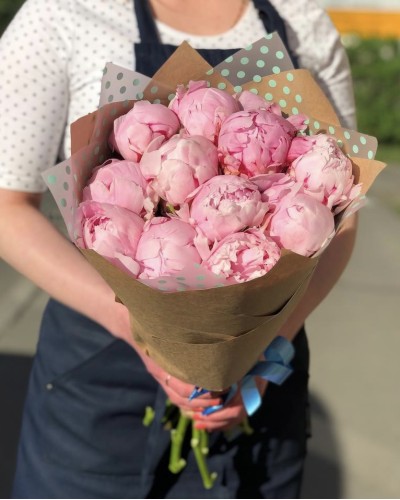 Букет цветов из 11 розовых пионов купить с доставкой в Санкт-Петербурге