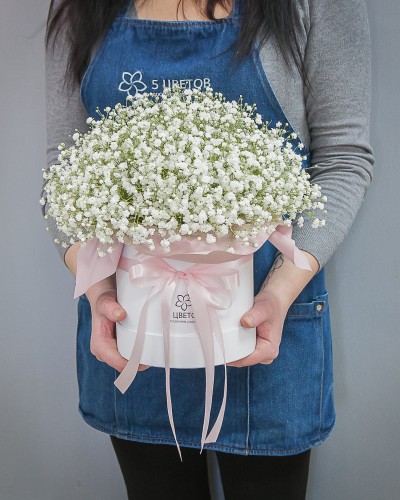 Букет цветов из 9 белых гипсофил в шляпной коробке купить с доставкой в Санкт-Петербурге