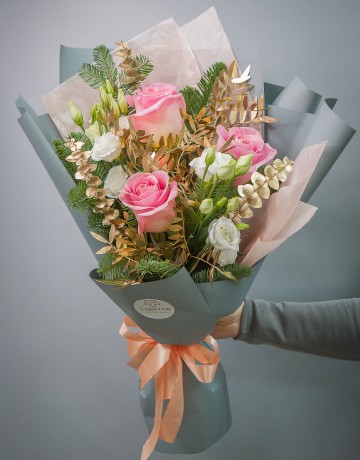 Новогодний букет из 3 розовых роз, эустома, эвкалипта и нобилиса
