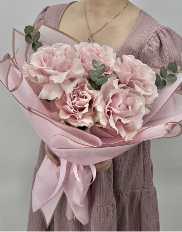 Монобукет из розовых французских роз с эвкалиптом S