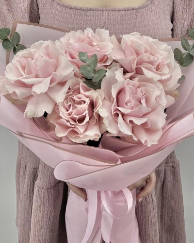 Монобукет из розовых французских роз с эвкалиптом S купить с доставкой в Санкт-Петербурге
