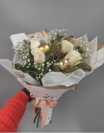 Новогодний букет из 5 белых роз, гипсофилы и нобилиса.