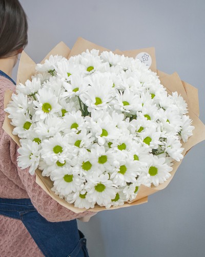 Букет из 15 белых хризантем в крафте купить с доставкой в Санкт-Петербурге