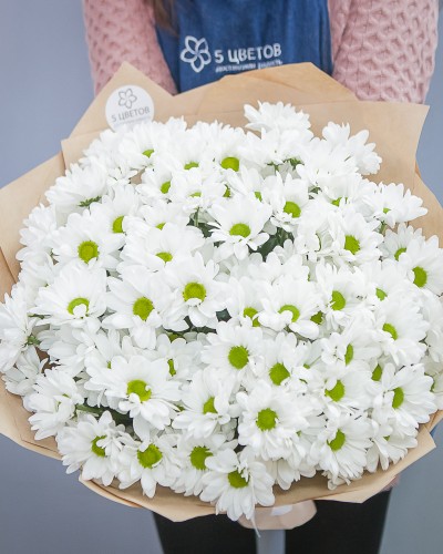 Букет из 15 белых хризантем в крафте купить с доставкой в Санкт-Петербурге