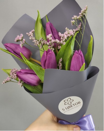 Букет 5 фиолетовых тюльпанов с лимониумом - Корпоративный купить с доставкой в Санкт-Петербурге