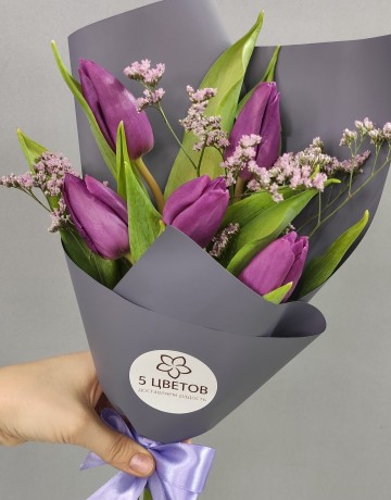 Букет 5 фиолетовых тюльпанов с лимониумом