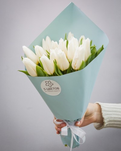 Букет 15 белых тюльпанов купить с доставкой в Санкт-Петербурге