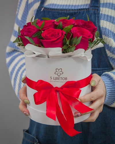 Букет 9 красных роз с фисташкой в шляпной коробке