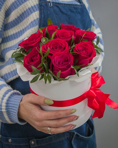 Букет 9 красных роз с фисташкой в шляпной коробке купить с доставкой в Санкт-Петербурге