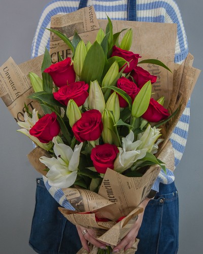 Букет 5 лилий и 9 красных роз купить с доставкой в Санкт-Петербурге