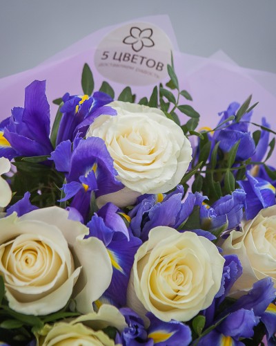 Букет 9 белых роз и 17 ирисов купить с доставкой в Санкт-Петербурге