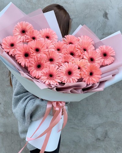 Букет из 21 розовой герберы купить с доставкой в Санкт-Петербурге