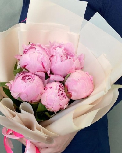 Букет из 5 розовых пионов купить с доставкой в Санкт-Петербурге