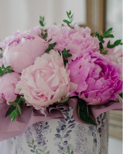 Букет 25 розовых пионов в шляпной коробке купить с доставкой в Санкт-Петербурге
