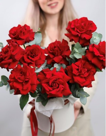 Композиция из 9 красных Французских роз в шляпной коробке