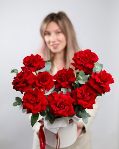 Композиция из 9 красных Французских роз в шляпной коробке купить с доставкой в Санкт-Петербурге