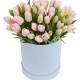 Букет 51 розовых тюльпанов в шляпной коробке купить с доставкой в Санкт-Петербурге