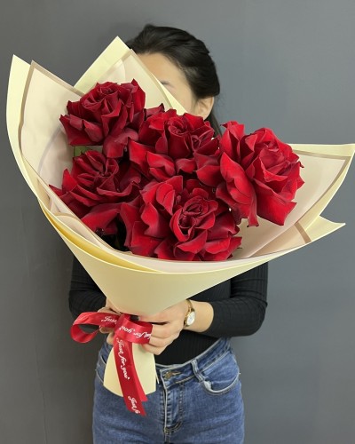Букет из 5 красных французских роз купить с доставкой в Санкт-Петербурге