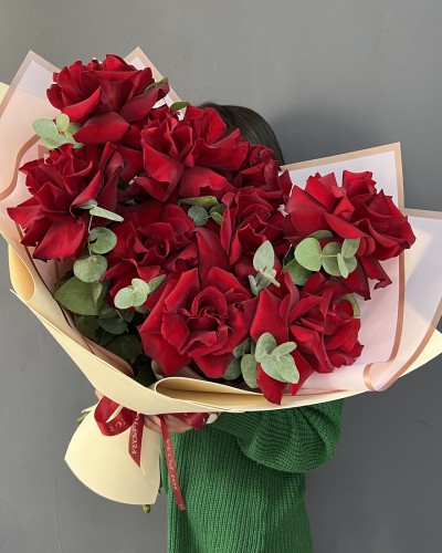 Букет из 9 красных французских роз с эвкалиптом купить с доставкой в Санкт-Петербурге