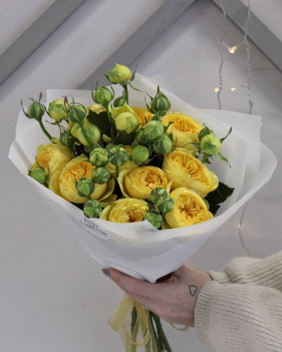 Букет из 11 желтых кустовых пионовидных роз Россия 60 см купить с доставкой в Санкт-Петербурге