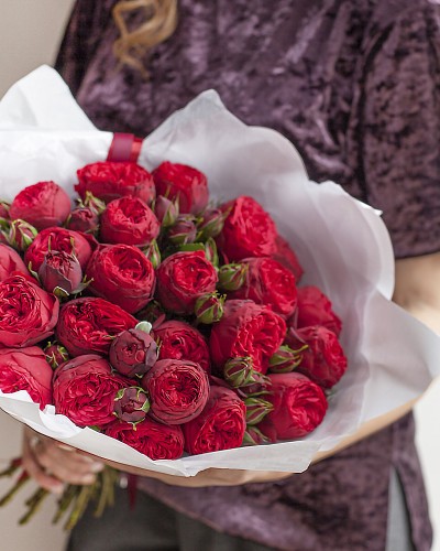Букет 19 красных пионовидных роз Red Piano купить с доставкой в Санкт-Петербурге