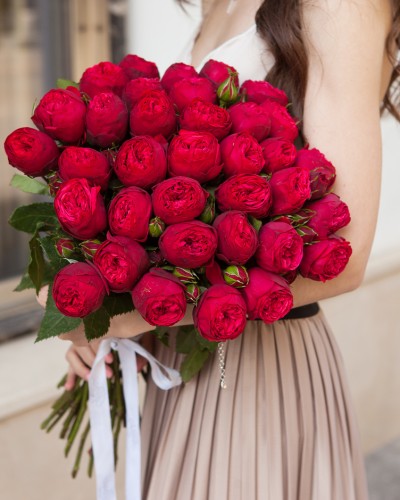 Букет 29 красных пионовидных роз Red Piano купить с доставкой в Санкт-Петербурге