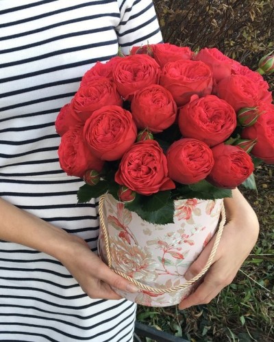 Букет 19 красных пионовидных роз Red Piano в шляпной коробке купить с доставкой в Санкт-Петербурге