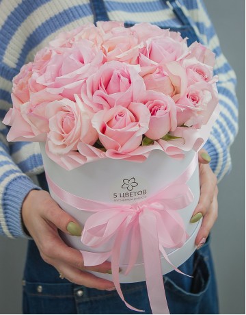 Букет 25 розовых роз в шляпной коробке