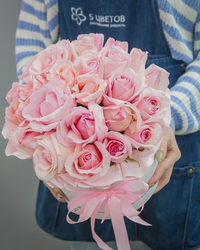 Букет 25 розовых роз в шляпной коробке