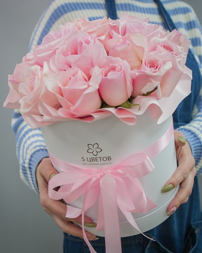 Букет 25 розовых роз в шляпной коробке купить с доставкой в Санкт-Петербурге