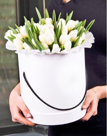 Букет 35 белых тюльпанов в шляпной коробке