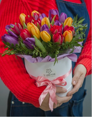 Букет 25 разноцветных тюльпанов в шляпной коробке - Корпоративный