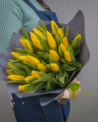 Букет 25 желтых тюльпанов купить с доставкой в Санкт-Петербурге