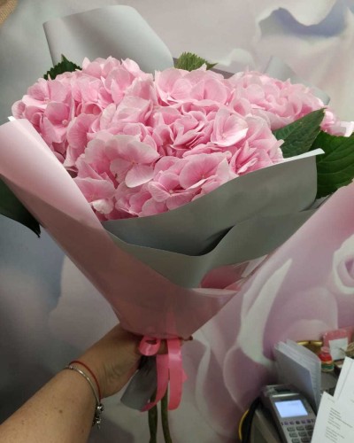 Букет из 3 нежно-розовых гортензий купить с доставкой в Санкт-Петербурге